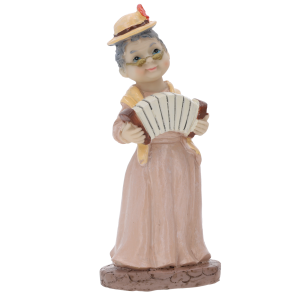 Dekoracyjna figurka babcia z harmonią o wysokości 17 cm wykonana z tworzywa. Sentymentalna ozdoba w kapeluszu i okularach.