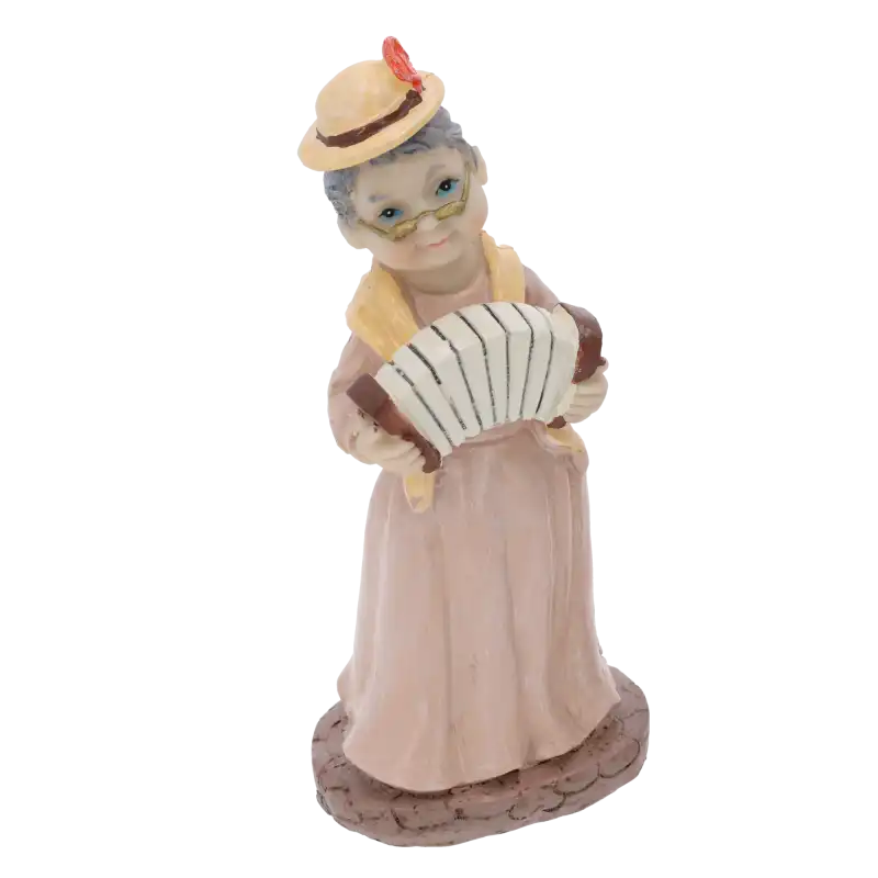 Widok z profilu na figurkę babci z harmonią. Dokładne ujęcie stroju i detali wykonania ozdoby o wysokości 17 cm.
