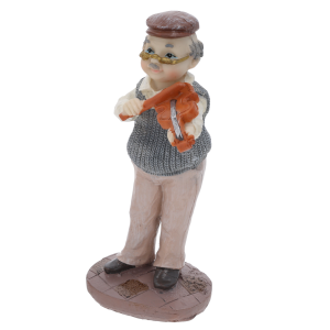 Detal figurki przedstawiający starszego mężczyznę w kaszkiecie i okularach, trzymającego w dłoniach skrzypce.