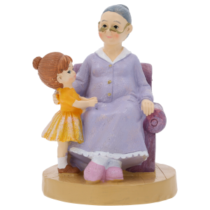 Dekoracyjna figurka babcia z wnuczką o wysokości 14 cm wykonana z tworzywa. Ujęcie frontalne na jasnym tle.