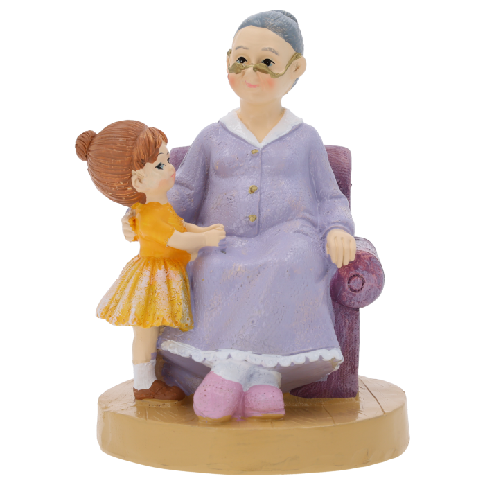 Dekoracyjna figurka babcia z wnuczką o wysokości 14 cm wykonana z tworzywa. Ujęcie frontalne na jasnym tle.