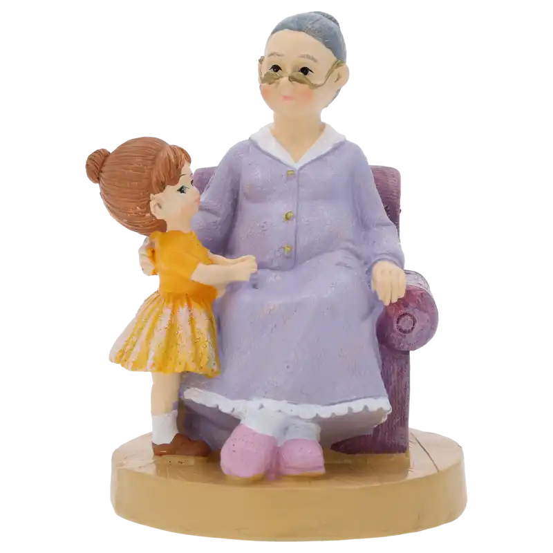 Dekoracyjna figurka babcia z wnuczką o wysokości 14 cm wykonana z tworzywa. Ujęcie frontalne na jasnym tle.