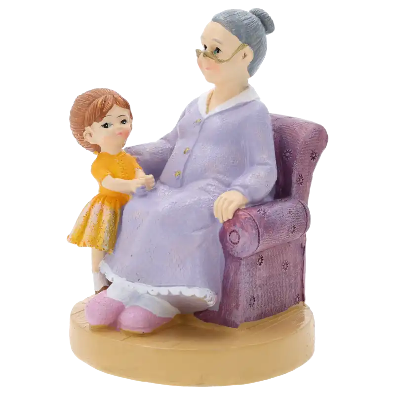 Figurka z tworzywa przedstawiająca babcię z wnuczką, widok z profilu na jasnym, neutralnym tle.