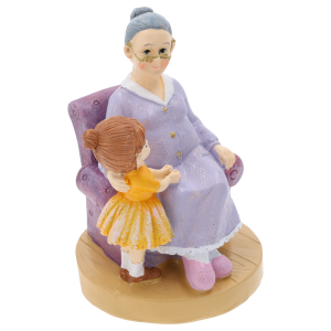 Prezentacja figurki 14 cm z innej perspektywy, ukazująca bliskość postaci babci i dziecka.