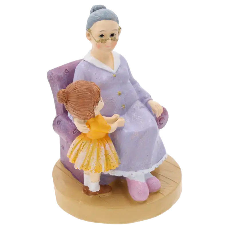 Prezentacja figurki 14 cm z innej perspektywy, ukazująca bliskość postaci babci i dziecka.