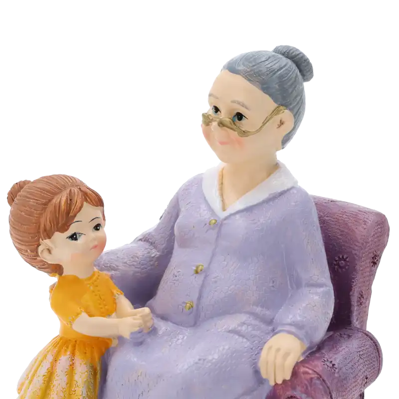 Szczegółowy widok na twarze babci w okularach i wnuczki. Figurka o wysokości 14 cm z tworzywa.