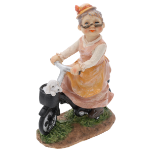 Figurka babcia na rowerze 17 cm ujęta pod kątem z przodu. Widać pieska siedzącego w koszyku oraz staranne wykończenie detali.