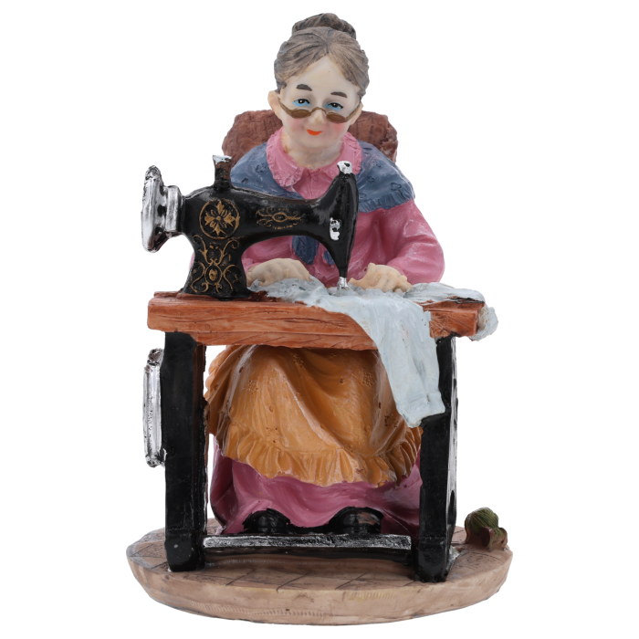 Figurka babcia przy maszynie do szycia o wysokości 17 cm. Estetyczna dekoracja z tworzywa, która świetnie pasuje jako element stroików lub upominek okolicznościowy.