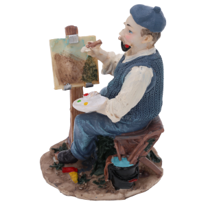Widok z boku na figurkę dziadek artysta 17 cm. Prezentuje artystę siedzącego na taborecie przy sztaludze, z detalami stroju i przyborami malarskimi przy nogach.