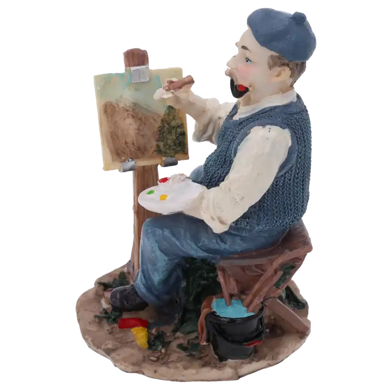 Widok z boku na figurkę dziadek artysta 17 cm. Prezentuje artystę siedzącego na taborecie przy sztaludze, z detalami stroju i przyborami malarskimi przy nogach.