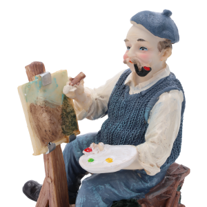 Zbliżenie na postać dziadka artysty 17 cm. Skupienie na detalu twarzy z fajką, niebieskim berecie, dłoniach trzymających paletę oraz miniaturowym obrazie na sztaludze.