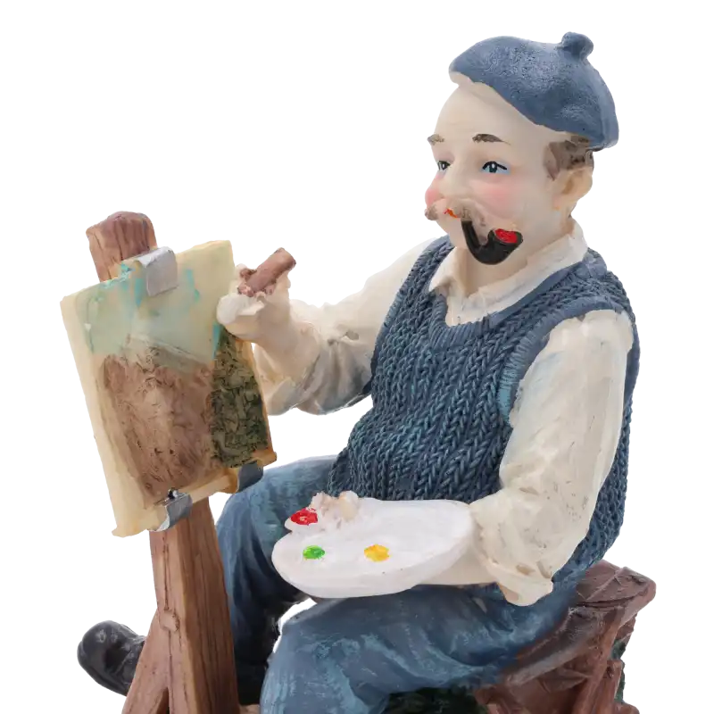Zbliżenie na postać dziadka artysty 17 cm. Skupienie na detalu twarzy z fajką, niebieskim berecie, dłoniach trzymających paletę oraz miniaturowym obrazie na sztaludze.