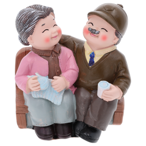 Figurka babcia i dziadek 12 cm z tworzywa, przedstawiająca parę siedzącą na ławeczce, idealna jako wzruszająca dekoracja na Dzień Babci i Dziadka lub element stroika.