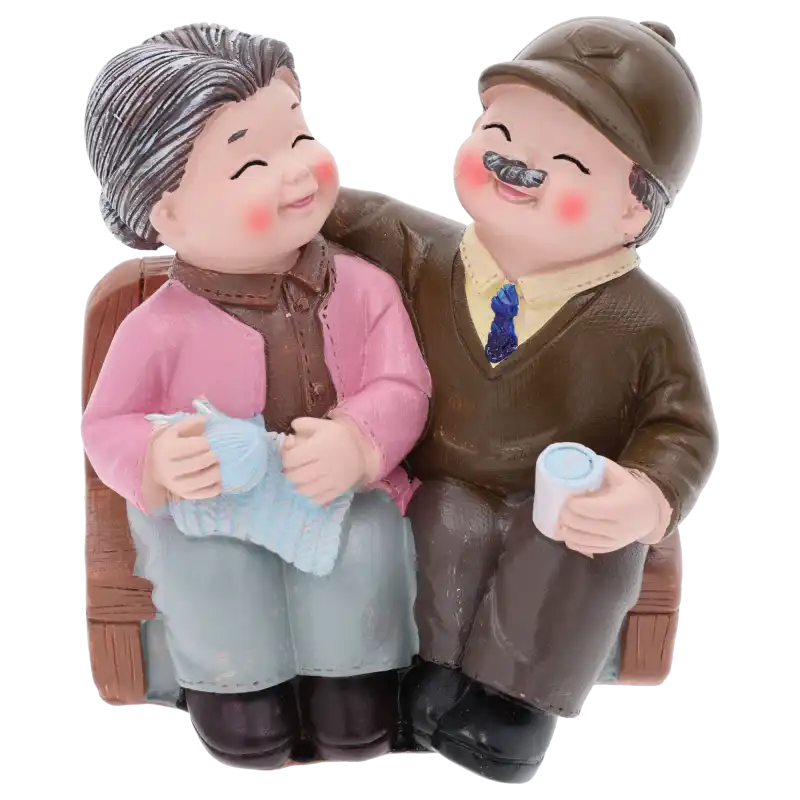 Figurka babcia i dziadek 12 cm z tworzywa, przedstawiająca parę siedzącą na ławeczce, idealna jako wzruszająca dekoracja na Dzień Babci i Dziadka lub element stroika.