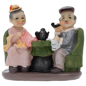Dekoracyjne figurki babcia i dziadek o wysokości 13 cm, przedstawiające parę seniorów przy stoliku. Idealne jako ozdoba na tort lub element rodzinnego stroika domowego.