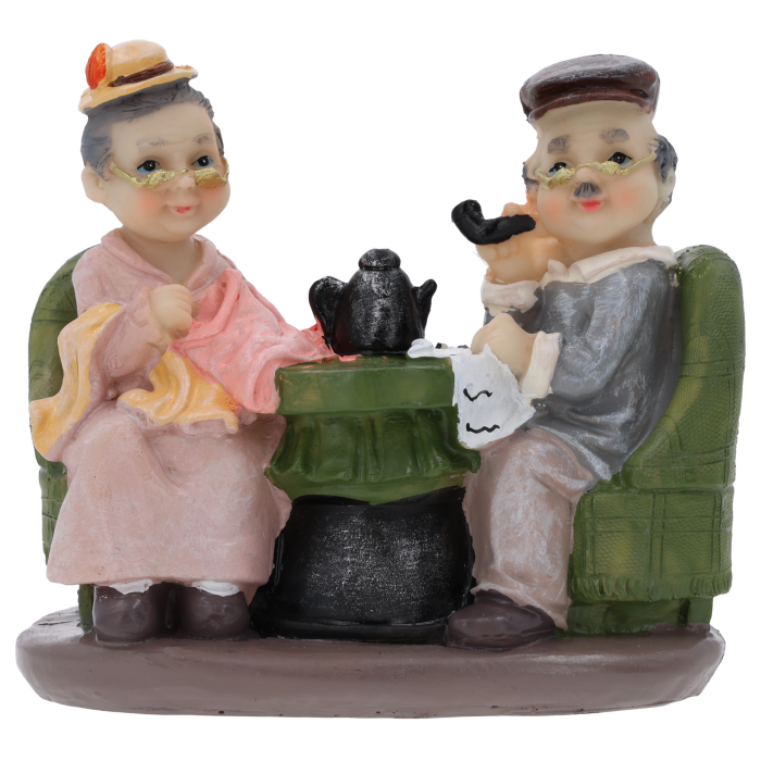 Dekoracyjne figurki babcia i dziadek o wysokości 13 cm, przedstawiające parę seniorów przy stoliku. Idealne jako ozdoba na tort lub element rodzinnego stroika domowego.