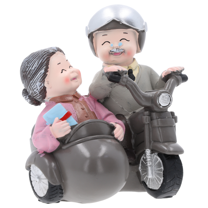 Figurka babcia i dziadek na motocyklu 13 cm z tworzywa. Zabawna dekoracja przedstawiająca parę seniorów jadących w wózku bocznym, idealna na prezent.