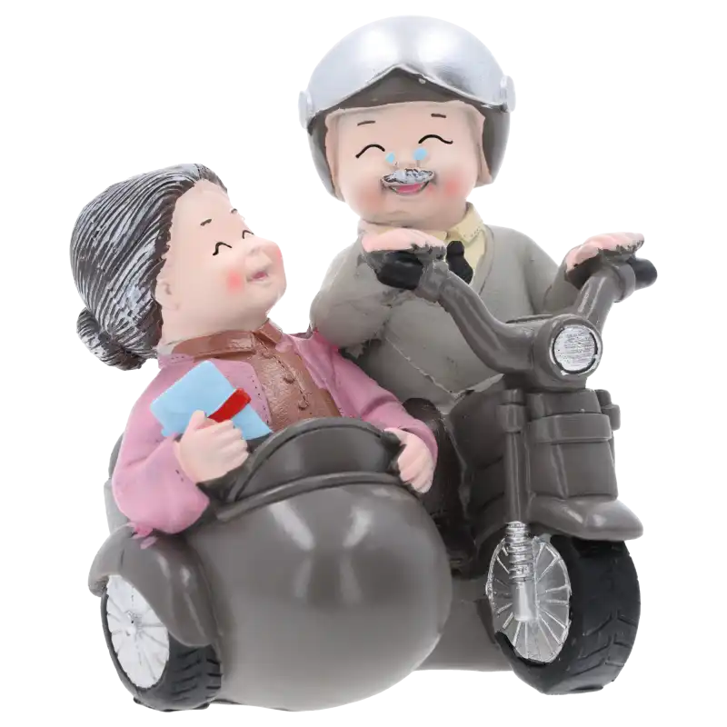 Figurka babcia i dziadek na motocyklu 13 cm z tworzywa. Zabawna dekoracja przedstawiająca parę seniorów jadących w wózku bocznym, idealna na prezent.