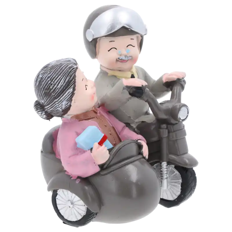 Figurka babcia i dziadek na motocyklu z bocznym wózkiem. Prezentacja produktu na białym tle, ukazująca detale stroju i kasków.