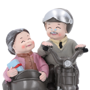 Szczegółowy widok na twarze babci i dziadka jadących motocyklem. Figurka o wysokości 13 cm z wyraźnie zaznaczonymi detalami postaci.