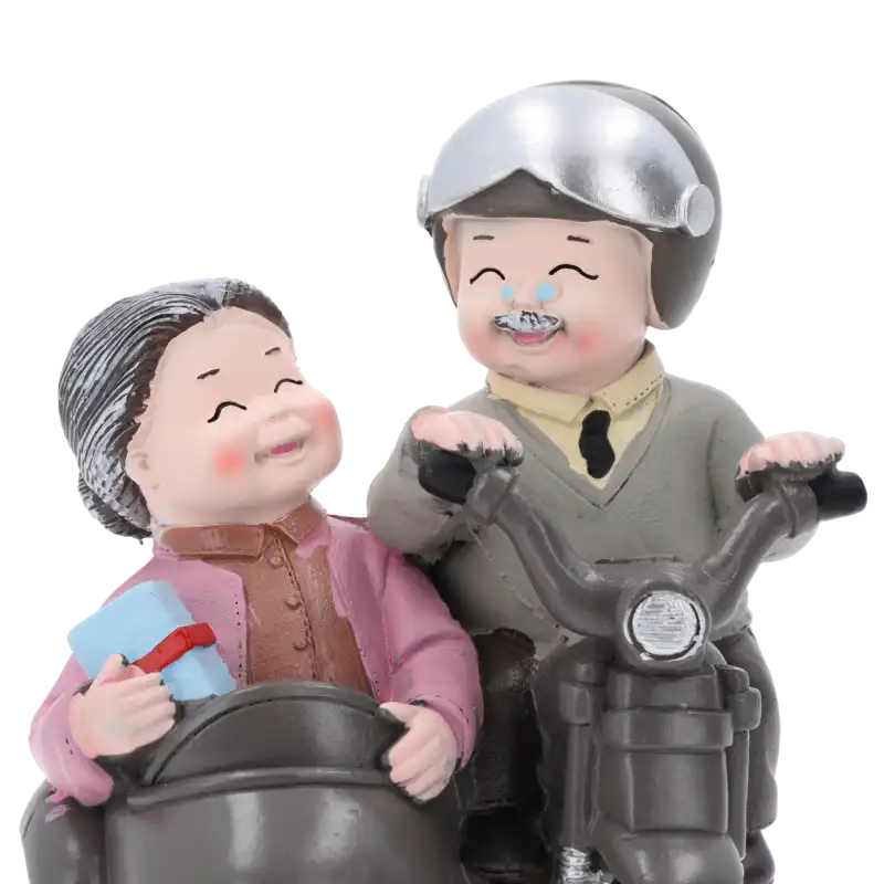Szczegółowy widok na twarze babci i dziadka jadących motocyklem. Figurka o wysokości 13 cm z wyraźnie zaznaczonymi detalami postaci.