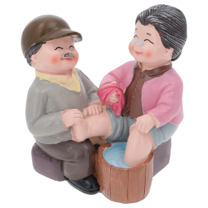 Figurka babcia i dziadek o wysokości 12 cm wykonana z tworzywa. Przedstawia starszą parę podczas wspólnej kąpieli stóp, idealna jako ozdoba stołu lub prezent.