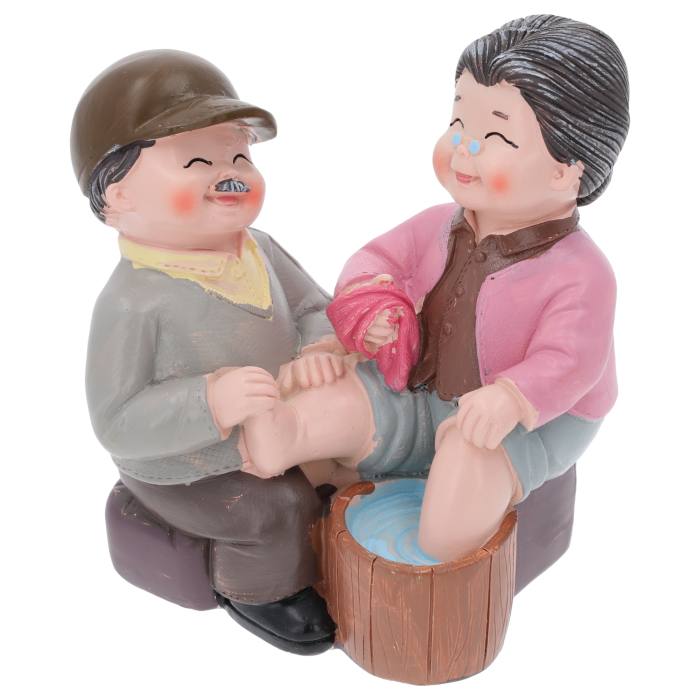 Figurka babcia i dziadek o wysokości 12 cm wykonana z tworzywa. Przedstawia starszą parę podczas wspólnej kąpieli stóp, idealna jako ozdoba stołu lub prezent.