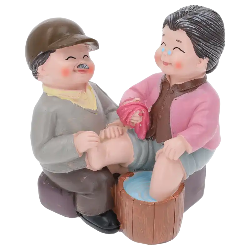 Figurka babcia i dziadek o wysokości 12 cm wykonana z tworzywa. Przedstawia starszą parę podczas wspólnej kąpieli stóp, idealna jako ozdoba stołu lub prezent.