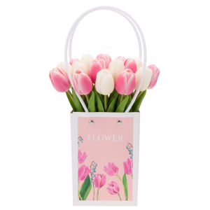 Torebka kwiatowa 34x16x11 cm z umieszczonym wewnątrz bukietem różowych i białych tulipanów. Estetyczna oprawa prezentowa dla niej.