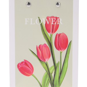 Zbliżenie na dekoracyjny motyw graficzny z czerwonymi tulipanami i napisem Flower, umieszczony na papierowej ściance.