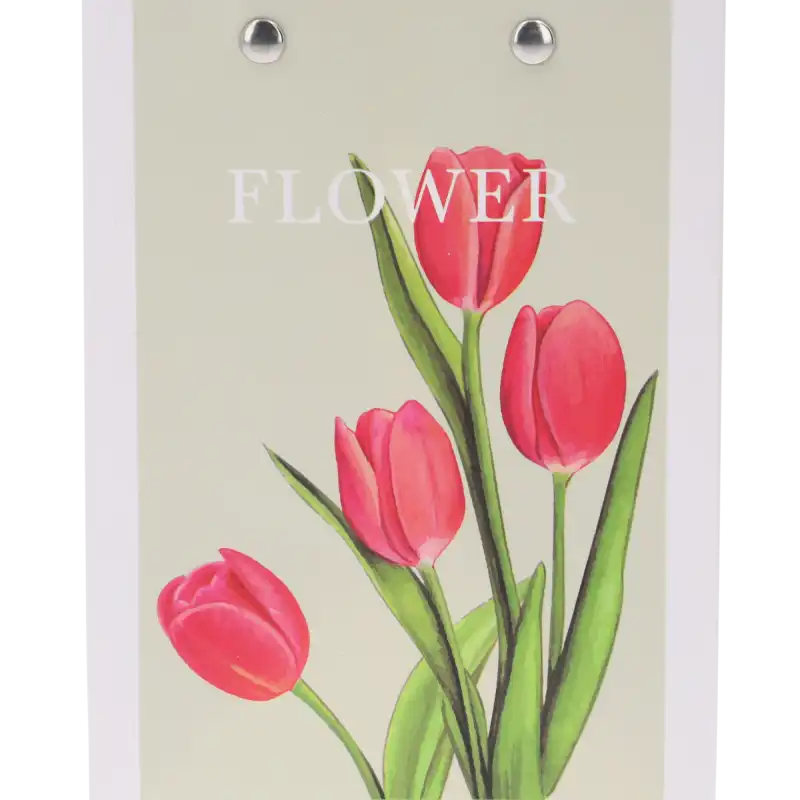 Zbliżenie na dekoracyjny motyw graficzny z czerwonymi tulipanami i napisem Flower, umieszczony na papierowej ściance.