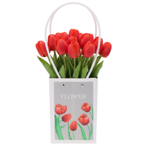 Torebka kwiatowa wypełniona bukietem czerwonych tulipanów, prezentująca praktyczne zastosowanie produktu w kompozycji florystycznej.