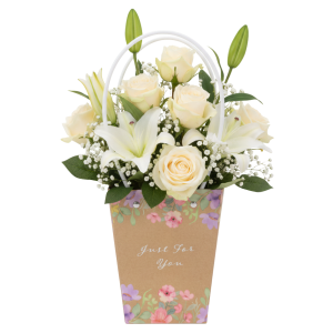 Torebka na kwiaty Just For You z umieszczoną wewnątrz kompozycją florystyczną z różami i liliami, idealna na prezent.