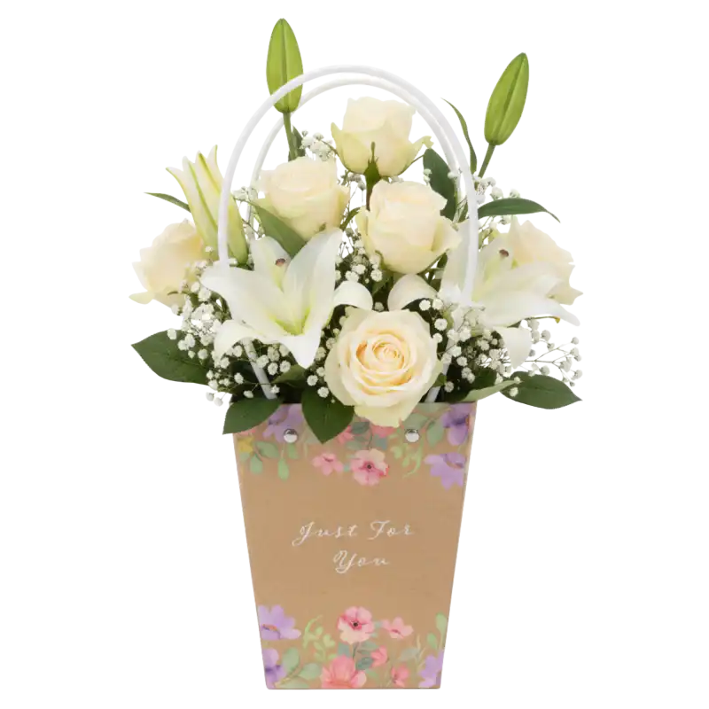 Torebka na kwiaty Just For You z umieszczoną wewnątrz kompozycją florystyczną z różami i liliami, idealna na prezent.