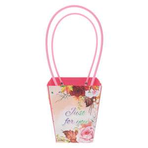 Papierowa torebka kwiatowa Just For You 34x15x12 cm z ozdobnym nadrukiem róż, prezentowana w całości z rączkami.