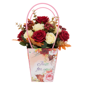 Torebka kwiatowa 34x15x12 cm wypełniona kompozycją z czerwonych i kremowych sztucznych róż oraz liści.