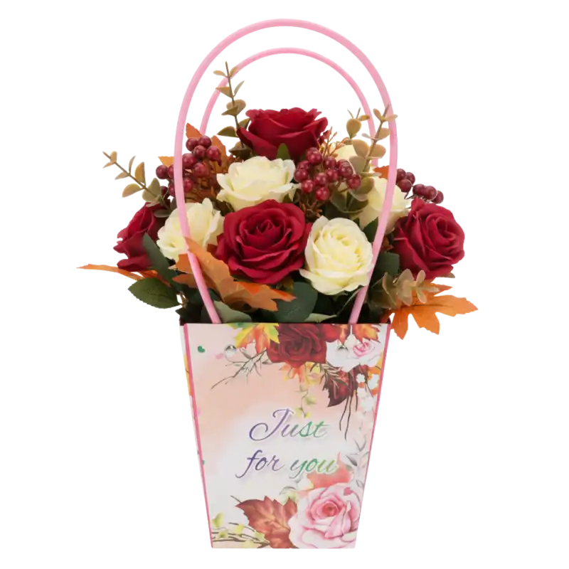 Torebka kwiatowa 34x15x12 cm wypełniona kompozycją z czerwonych i kremowych sztucznych róż oraz liści.