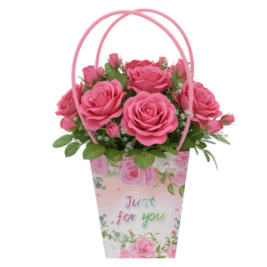 Papierowa torebka na kwiaty Just For You z bukietem różowych kwiatów, ukazująca zastosowanie w kompozycji florystycznej.