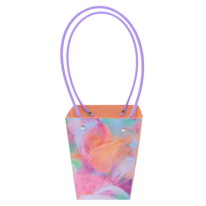 Torebka kwiatowa z piórkami 34x15x12 cm prezentuje się w ujęciu od frontu, ukazując stabilną konstrukcję, delikatny nadruk piórek oraz wygodne rączki idealne do przenoszenia bukietów.