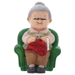Figurka babcia robiąca na drutach o wysokości 11 cm. Sympatyczna staruszka w zielonym fotelu z robótką w rękach. Idealna jako ozdoba tortu lub prezent.