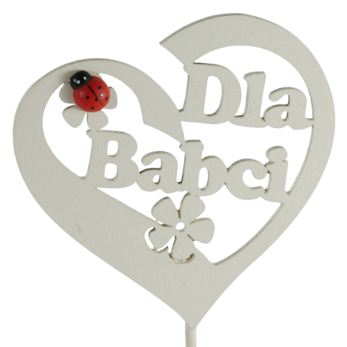 Topper na piku o długości 37 cm z napisem Dla Babci w formie serca 9x9 cm. Ozdoba zawiera dekoracyjną czerwoną biedronkę, idealną do bukietów i roślin doniczkowych.