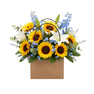 Torebka kwiatowa kraftowa 34x22x11 cm wypełniona obfitą kompozycją ze słoneczników, lilii oraz niebieskich kwiatów polnych. Naturalne opakowanie eksponuje barwy roślin, tworząc gotowy zestaw prezentowy na różne okazje.