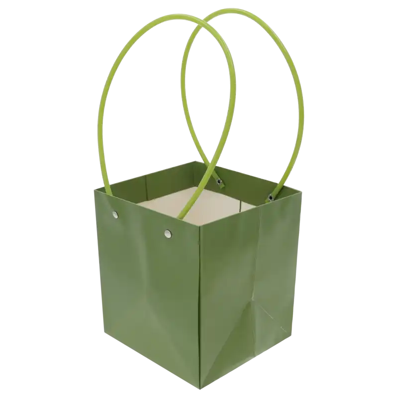 Pusta zielona torebka prezentowa o podstawie 15x15 cm, ustawiona pod kątem, ukazująca głębokie wnętrze i estetyczne mocowanie uchwytów.