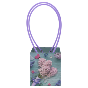 Niebieska torebka kwiatowa o wysokości 32 cm z nadrukiem kwiatów, wyposażona w fioletowe rączki. Idealna do eleganckiego pakowania bukietów i roślin doniczkowych.