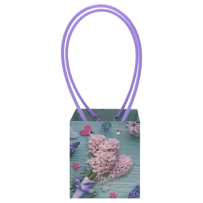 Niebieska torebka kwiatowa o wysokości 32 cm z nadrukiem kwiatów, wyposażona w fioletowe rączki. Idealna do eleganckiego pakowania bukietów i roślin doniczkowych.
