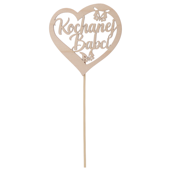 Naturalny drewniany topper napisy na piku Kochanej Babci o długości 34 cm. Ozdoba w kształcie serca z motywem motyli idealna do dekoracji bukietów, prezentów i roślin doniczkowych.