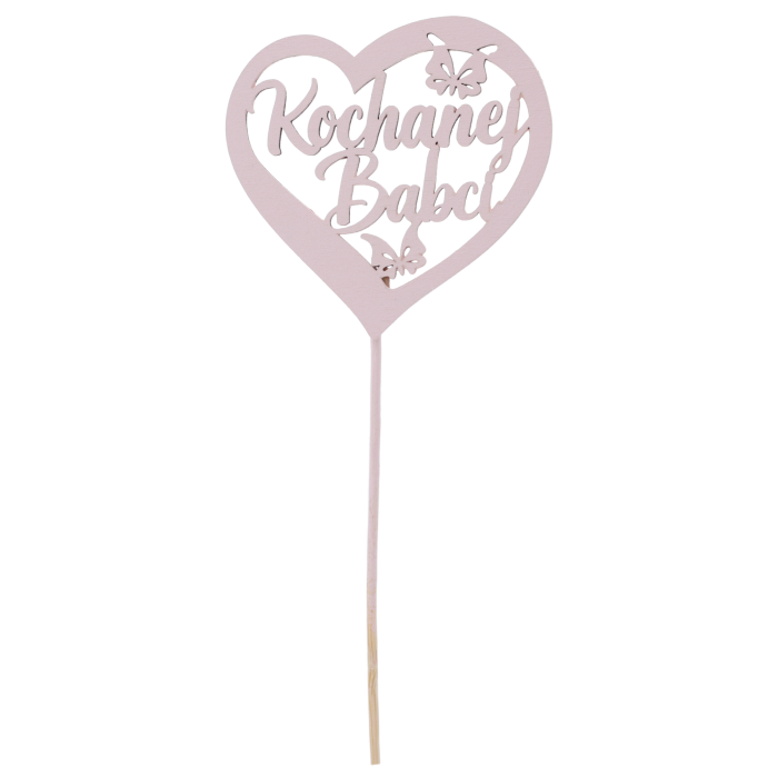Drewniany topper na piku w kolorze bladoróżowym z napisem Kochanej Babci. Dekoracja o długości 34 cm z motywem serca i motylków, przeznaczona do personalizacji prezentów i kwiatów.