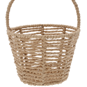 Zbliżenie na wnętrze okrągłego kosza plecionego z naturalnego materiału. Widoczna struktura splotu i metalowy spód.