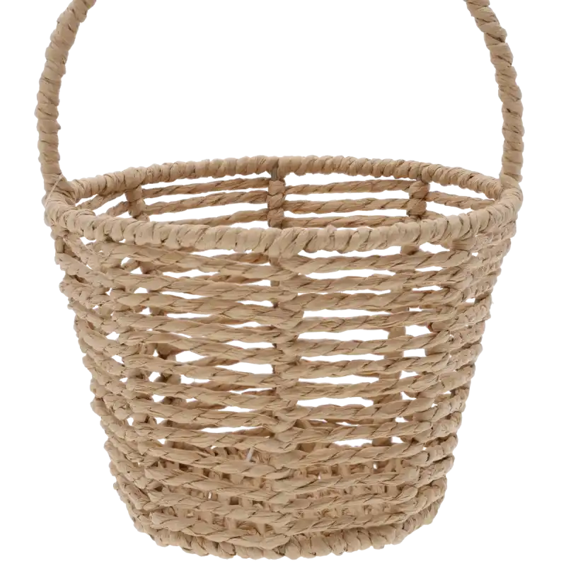 Zbliżenie na wnętrze okrągłego kosza plecionego z naturalnego materiału. Widoczna struktura splotu i metalowy spód.