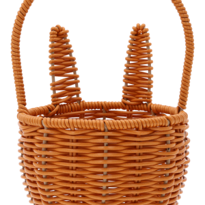 Zbliżenie na detale plecionki brązowego kosza z króliczymi uszami. Widoczna tekstura materiału oraz staranne wykonanie na metalowym stelażu, podkreślające uroczy design produktu.